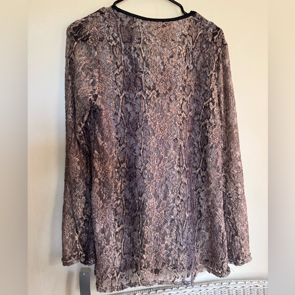 Casting Sheer lace Snakeskin flare sleeve top size 1( small) - Picture 9 of 9
